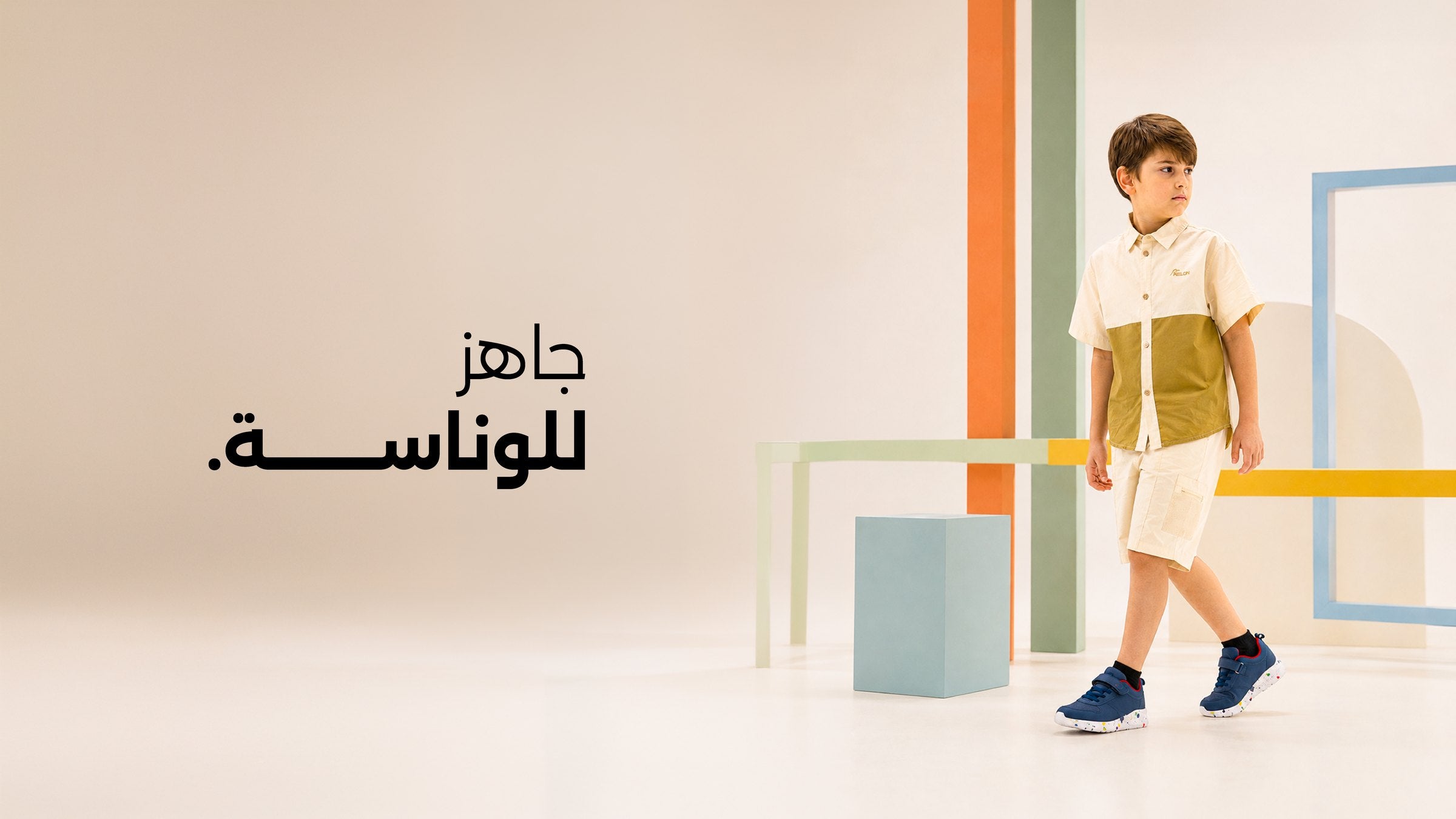 ولد يرتدي قميصاً وشورتاً من ميلون. تألّق في الملعب.